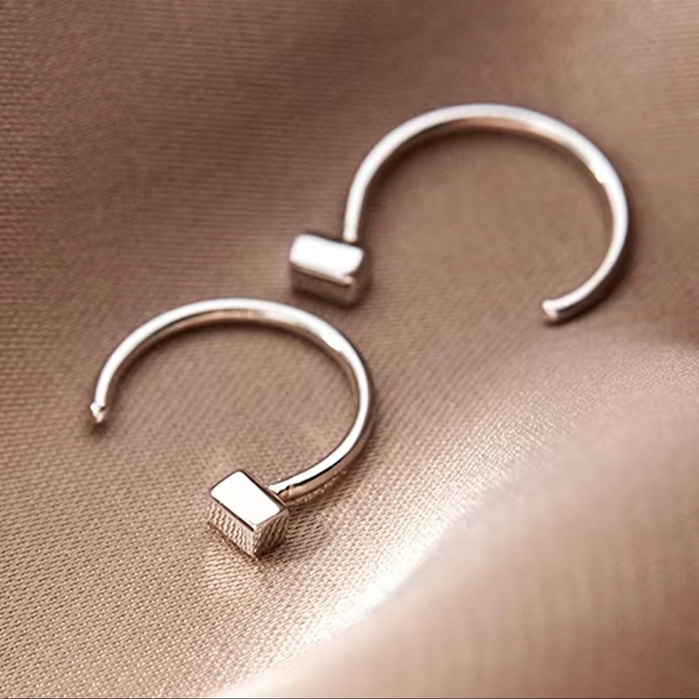 Small earring - Picture 4 of 4